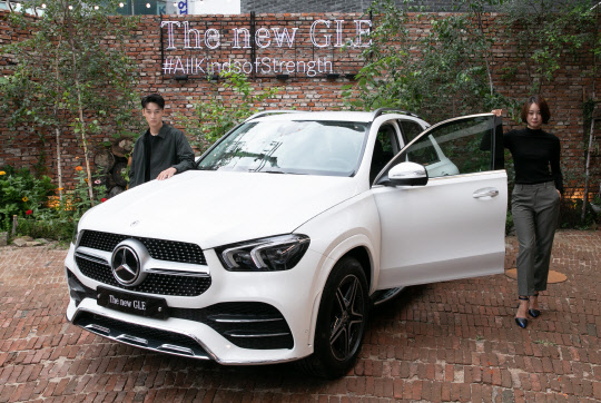 메르세데스-벤츠 코리아의 3일 서울 성동구 카페 할아버지공장에서 프리미엄 SUV 더 뉴 GLE(The New GLE)의 외관. 모델들이 더 뉴 GLE 차량과 함께 포즈를 취하고 있다.  박동욱기자 fufus@